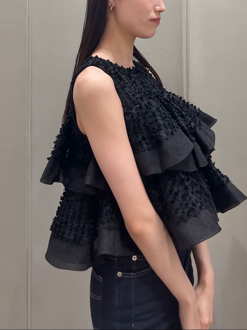 ブルー系のその他パンツ、ブラック系のシャツ/ブラウス、ホワイト系のハンドバッグを着用したレディースの春コーディネートの5枚目の写真