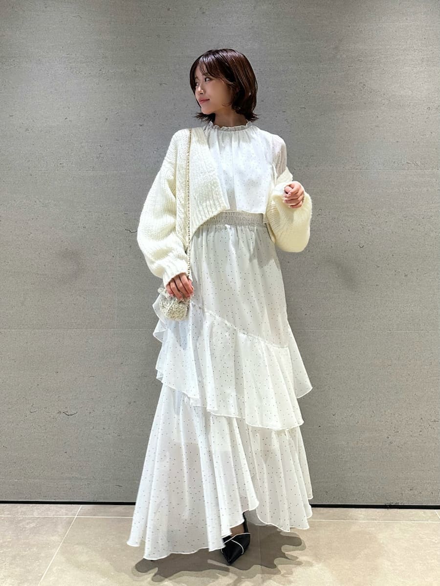 ホワイト系のショルダーバッグ、その他のワンピース、ホワイト系のカーディガン/ボレロを着用したレディースの冬コーディネートの3枚目の写真