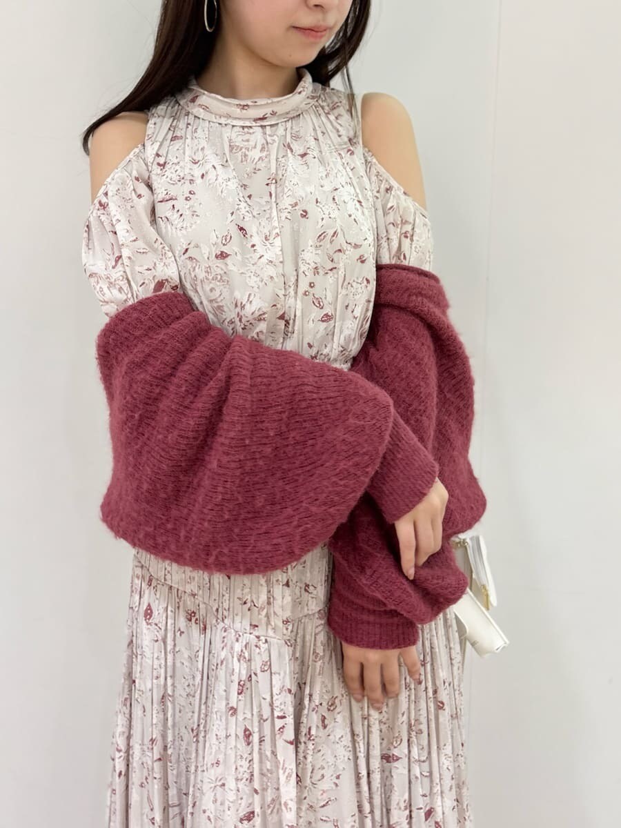 レッド系のブーツ、ピンク系のワンピース、ピンク系のカーディガン/ボレロを着用したレディースの冬コーディネートの5枚目の写真