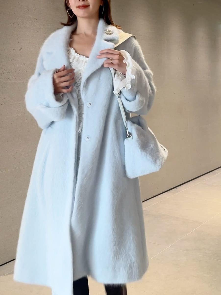 ブルー系のチェスターコート、その他のその他パンツ、ホワイト系のTシャツ/カットソーを着用したレディースの秋コーディネートの7枚目の写真