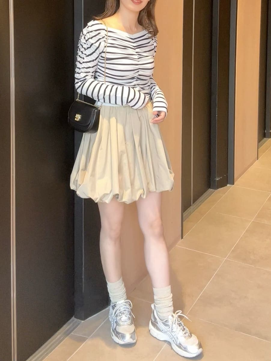 ベージュ系のその他パンツ、ブラック系のショルダーバッグ、シルバー系のスニーカーを着用したレディースの冬コーディネートの4枚目の写真