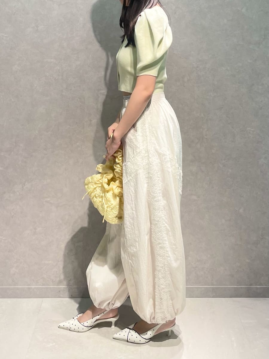 ホワイト系のその他パンツ、イエロー系のカーディガン/ボレロ、その他のパンプスを着用したレディースの春コーディネートの2枚目の写真