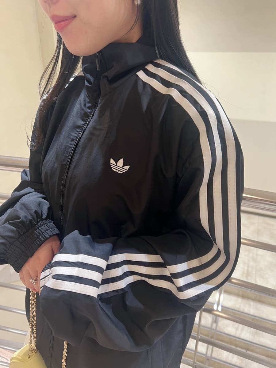 ホワイト系のスカート、ブラック系のブルゾン、イエロー系のパンプスを着用したレディースの春コーディネートの5枚目の写真