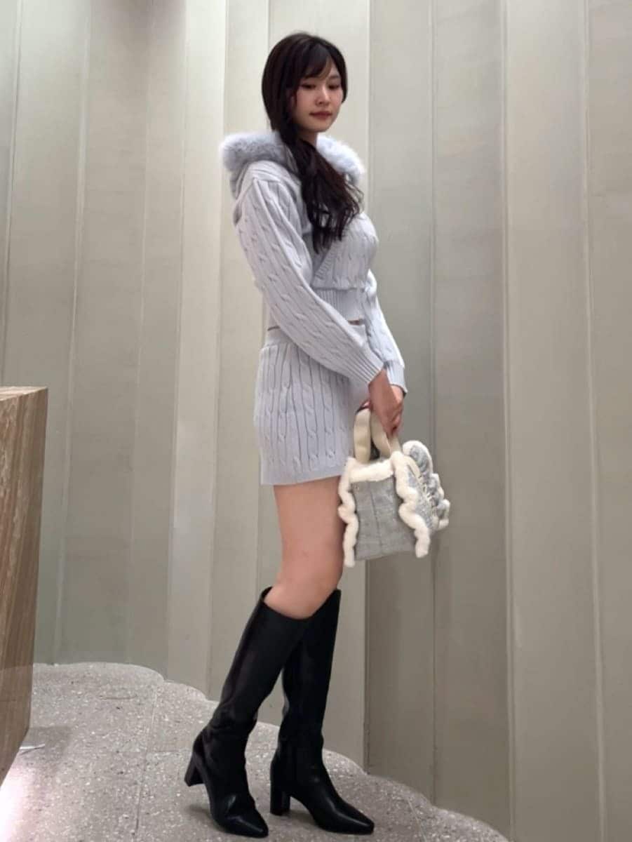 ブルー系のその他パンツ、ブルー系のパーカー、ブラック系のブーツを着用したレディースの秋コーディネートの3枚目の写真