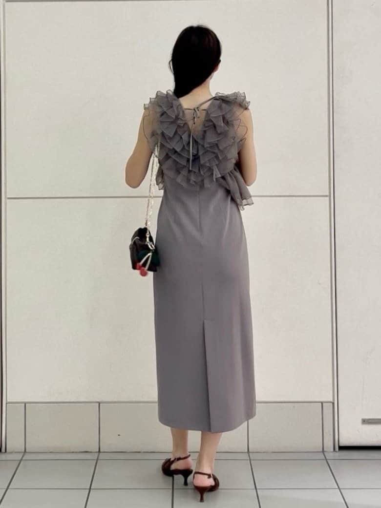 ブラウン系のパンプス、グレー系のドレスを着用したレディースの春コーディネートの4枚目の写真