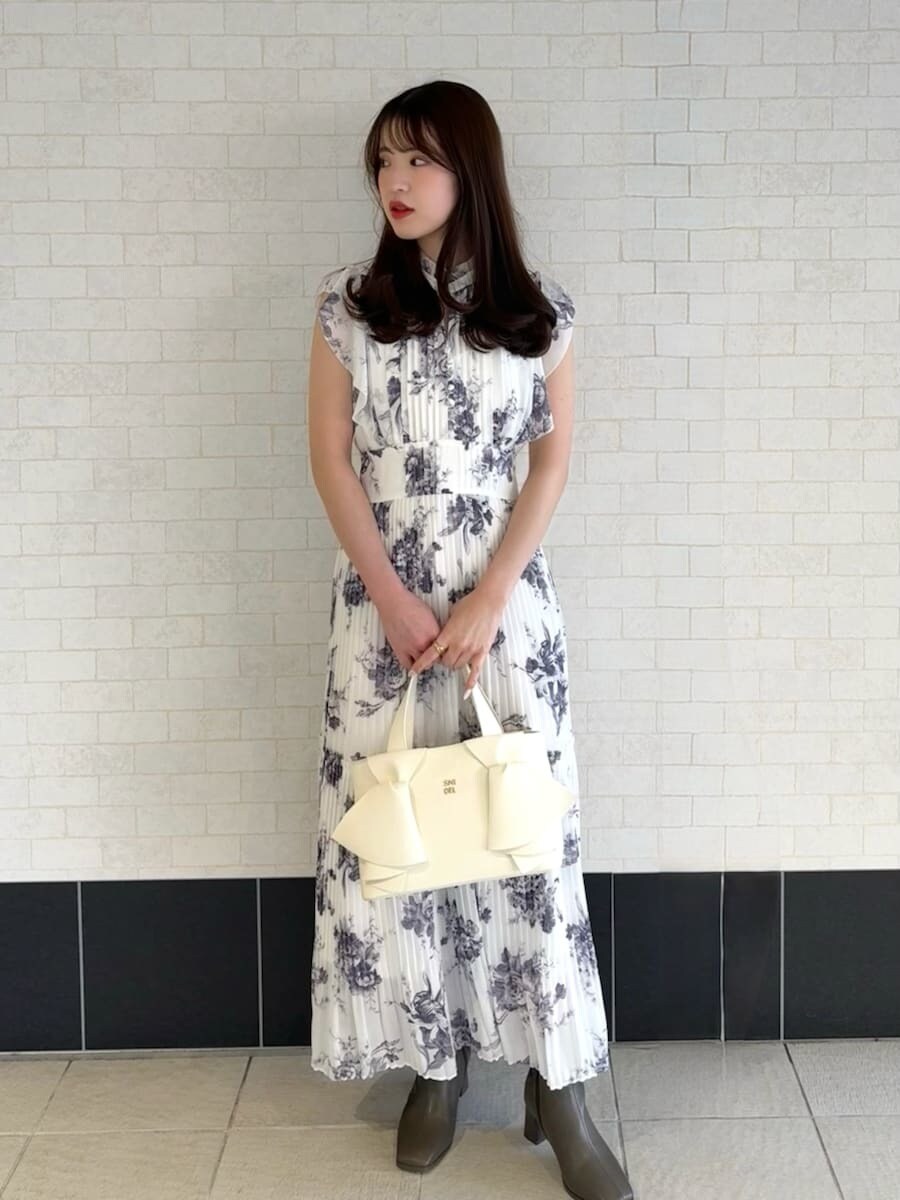 ホワイト系のワンピース、ホワイト系のハンドバッグを着用したレディースの春コーディネートの2枚目の写真