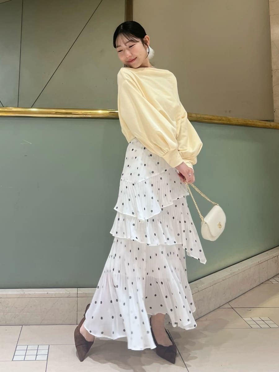 その他のスカート、イエロー系のスウェット、ブラウン系のパンプスを着用したレディースの春コーディネートの2枚目の写真