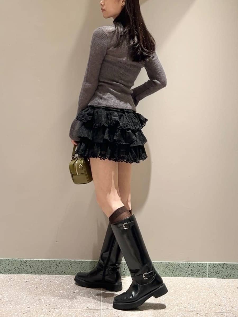 グレー系のニット/セーター、ブラック系のその他パンツ、グリーン系のボストンバッグを着用したレディースの秋コーディネートの3枚目の写真