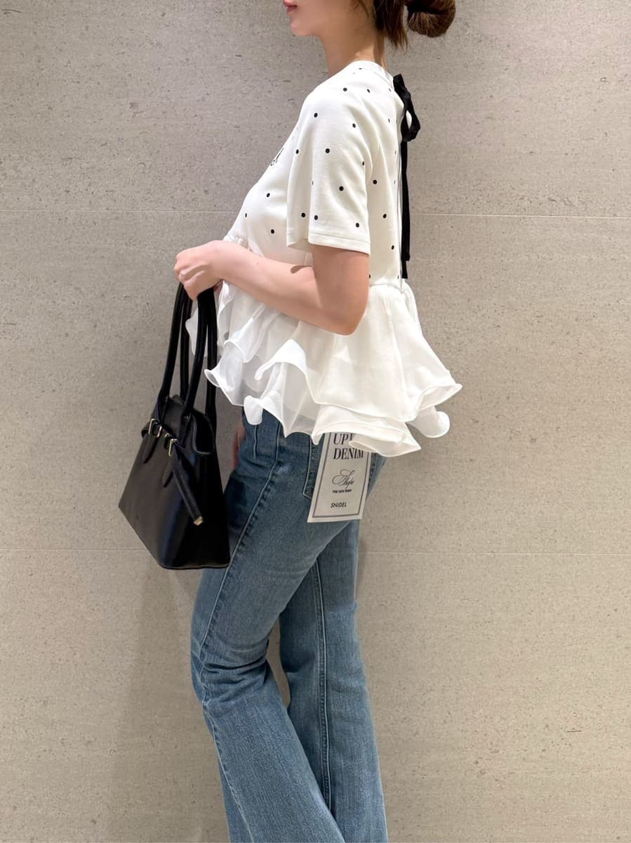 その他のTシャツ/カットソー、ブラック系のボストンバッグを着用したレディースの夏コーディネートの4枚目の写真