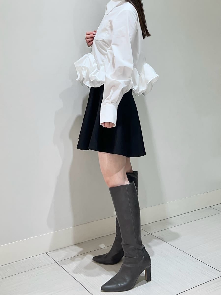 グレー系のブーツ、ブラック系のその他パンツ、ホワイト系のシャツ/ブラウスを着用したレディースの春コーディネートの3枚目の写真