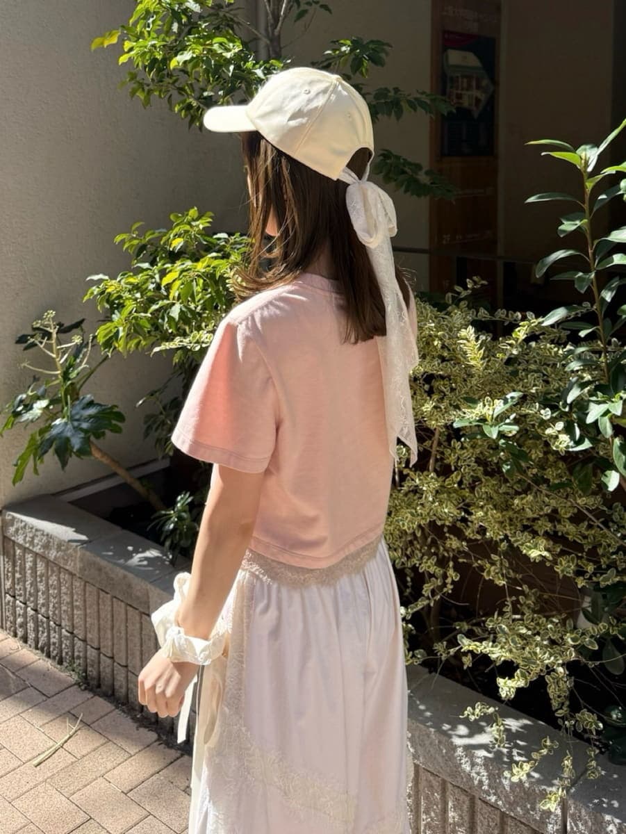 ホワイト系のブルゾン、ホワイト系のその他パンツ、ピンク系のTシャツ/カットソーを着用したレディースの春コーディネートの4枚目の写真