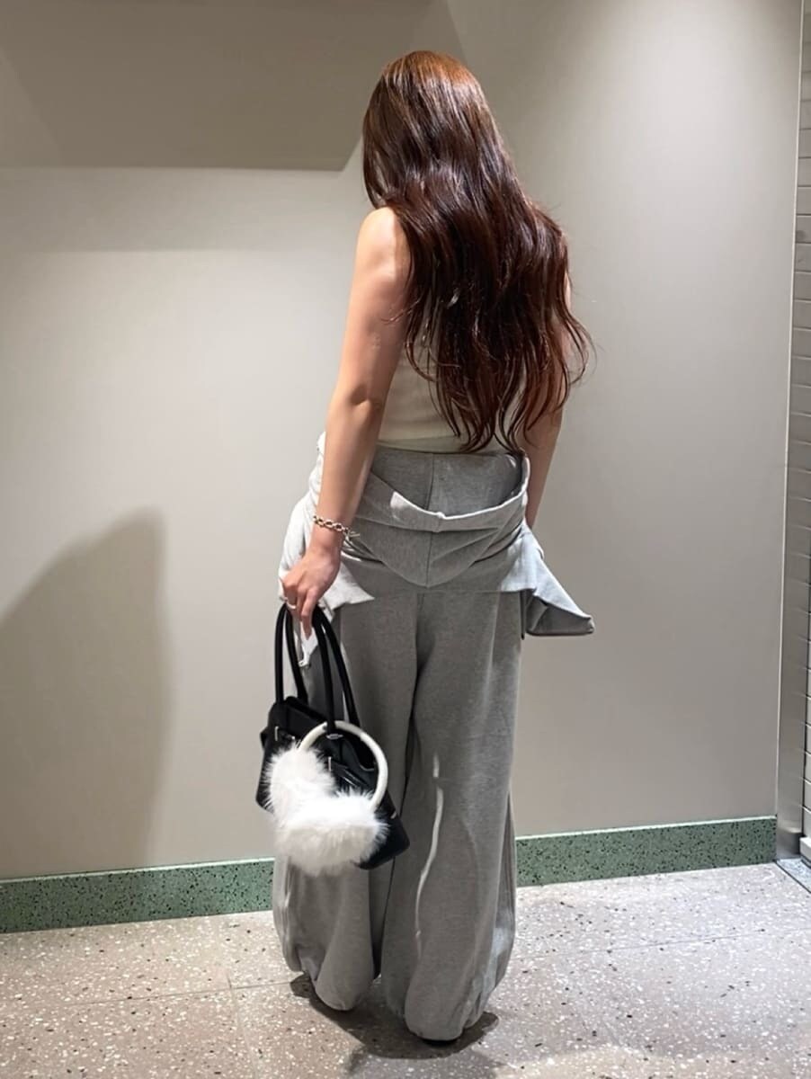 グレー系のその他パンツ、グレー系のパーカー、ホワイト系のTシャツ/カットソーを着用したレディースの秋コーディネートの5枚目の写真