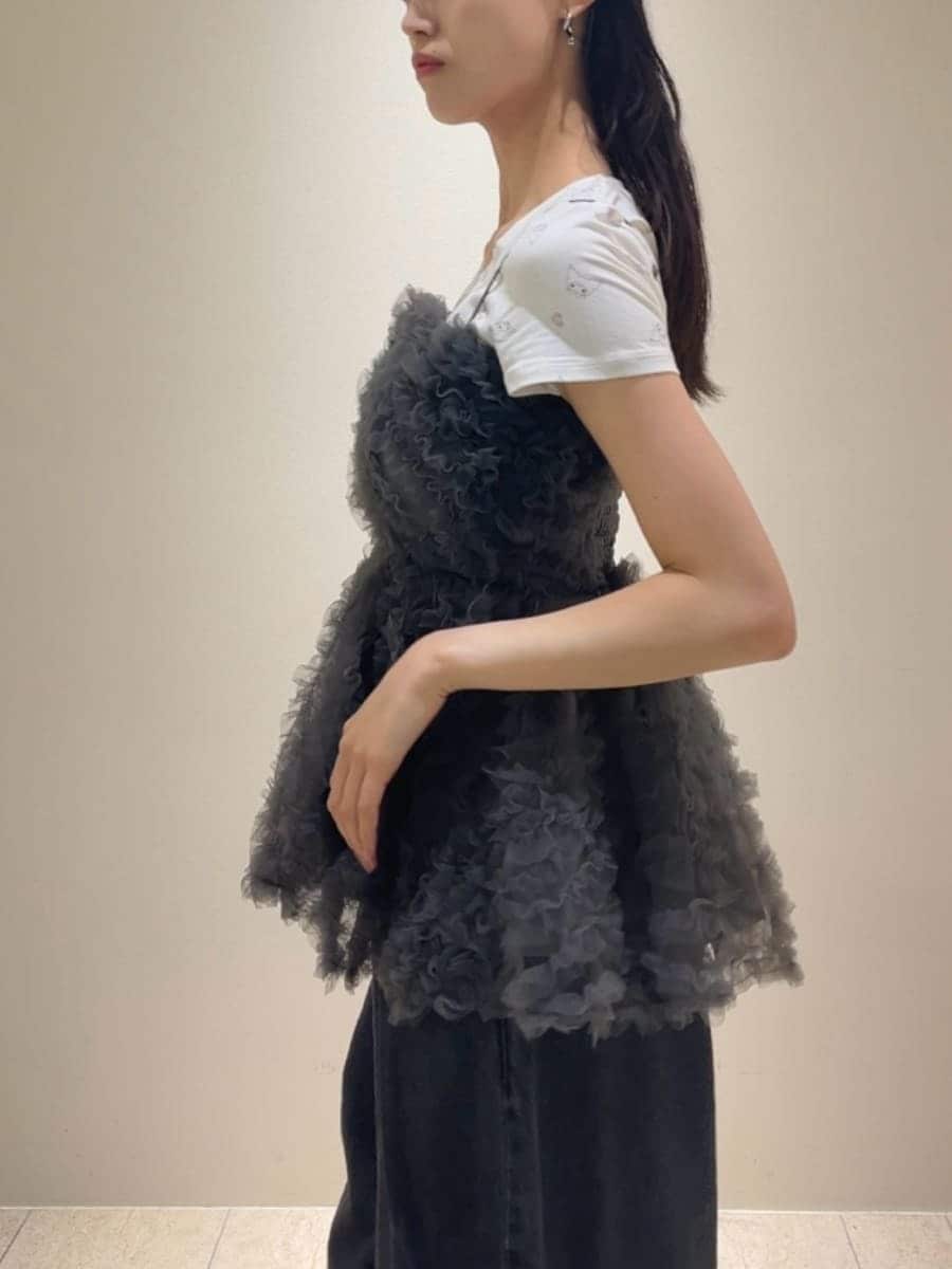 ブラック系のショルダーバッグ、ブラック系のデニムパンツ、グレー系のシャツ/ブラウスを着用したレディースの夏コーディネートの3枚目の写真