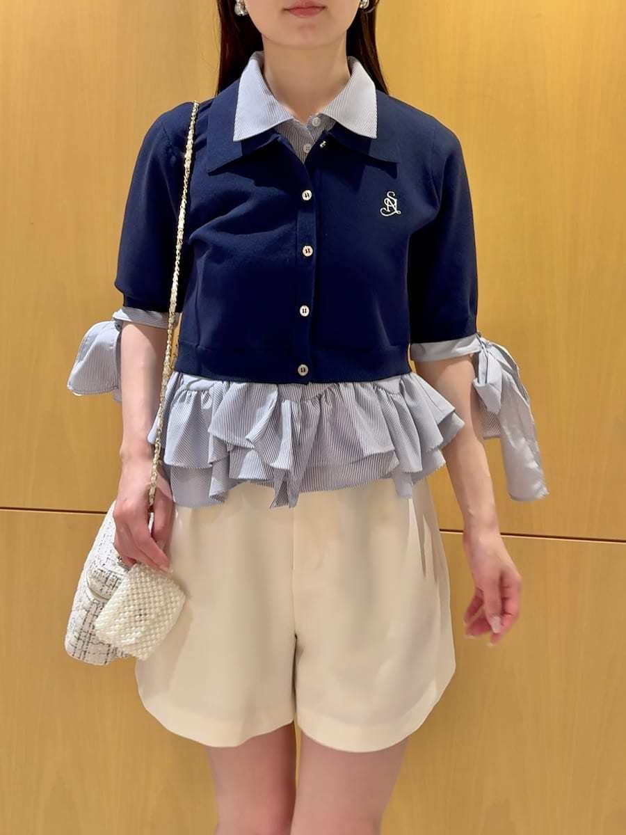 ホワイト系のその他パンツ、ブルー系のニット/セーター、ベージュ系のサンダルを着用したレディースの春コーディネートの5枚目の写真