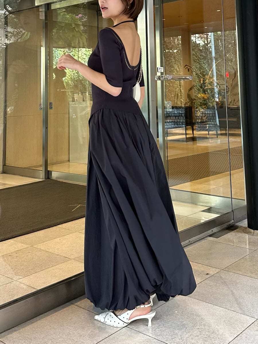 ホワイト系のショルダーバッグ、ブラック系のシュシュを着用したレディースの春コーディネートの4枚目の写真