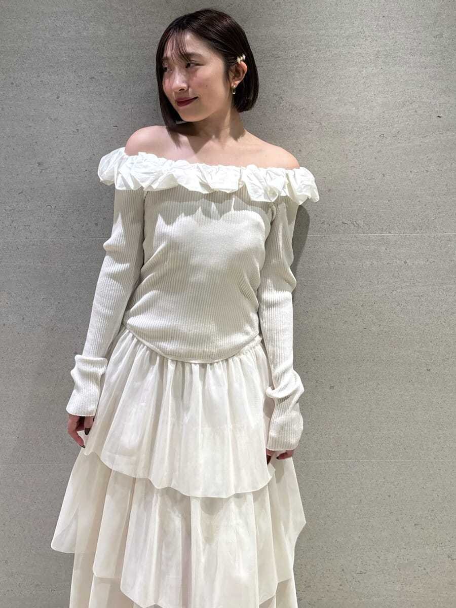 ホワイト系のスカート、ホワイト系のニット/セーターを着用したレディースの秋コーディネートの5枚目の写真