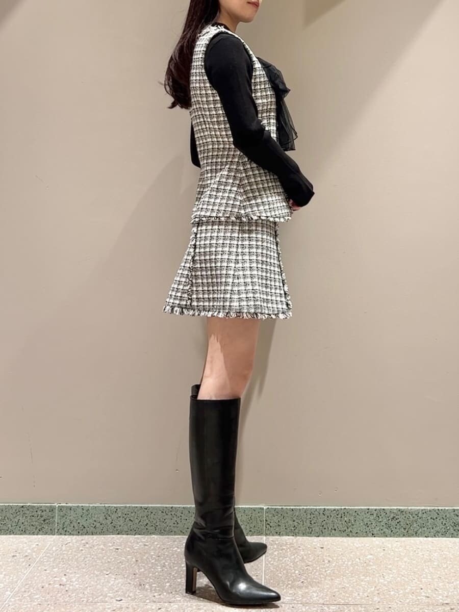 ホワイト系のその他アウター、ブラック系のニット/セーター、ホワイト系のスカートを着用したレディースの秋コーディネートの3枚目の写真