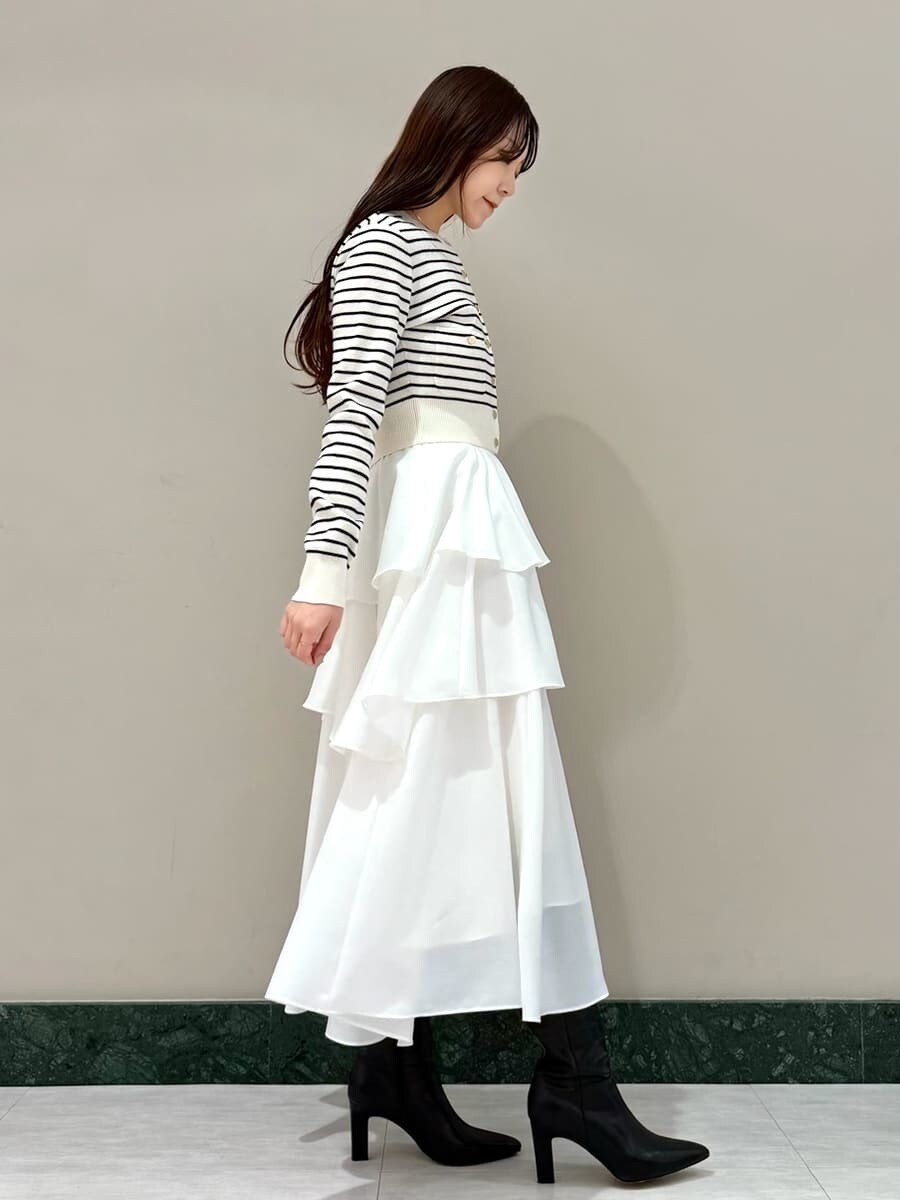 ブラック系のブーツ、ブラック系のショルダーバッグ、その他のワンピースを着用したレディースの冬コーディネートの4枚目の写真