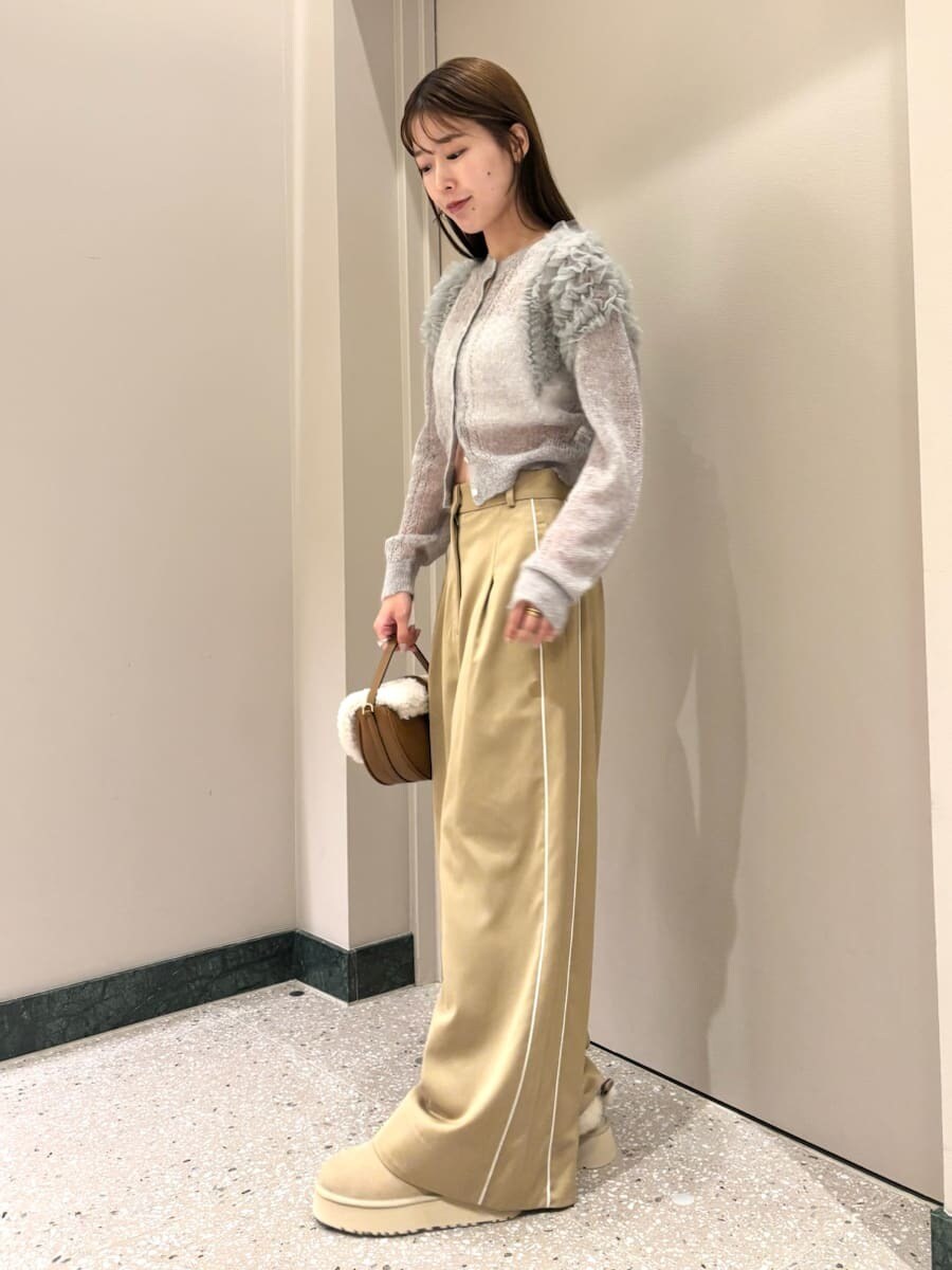 グレー系のカーディガン/ボレロ、ベージュ系のその他パンツ、イエロー系のハンドバッグを着用したレディースの秋コーディネートの3枚目の写真