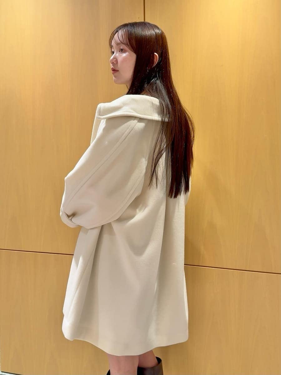 ホワイト系のステンカラーコート、その他のその他パンツ、ブラウン系のハンドバッグを着用したレディースの冬コーディネートの8枚目の写真