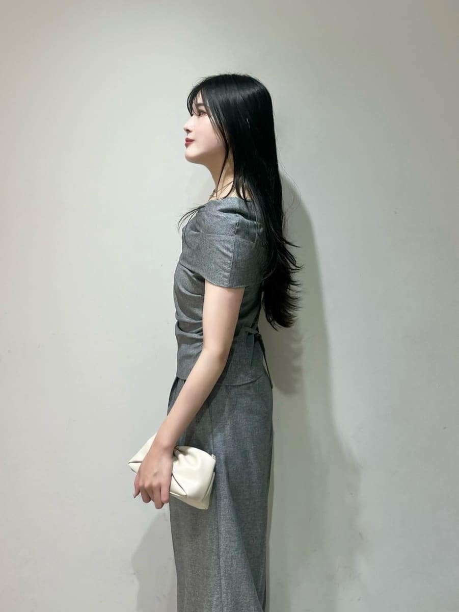 グレー系のその他パンツ、ブラック系のサンダルを着用したレディースの春コーディネートの5枚目の写真