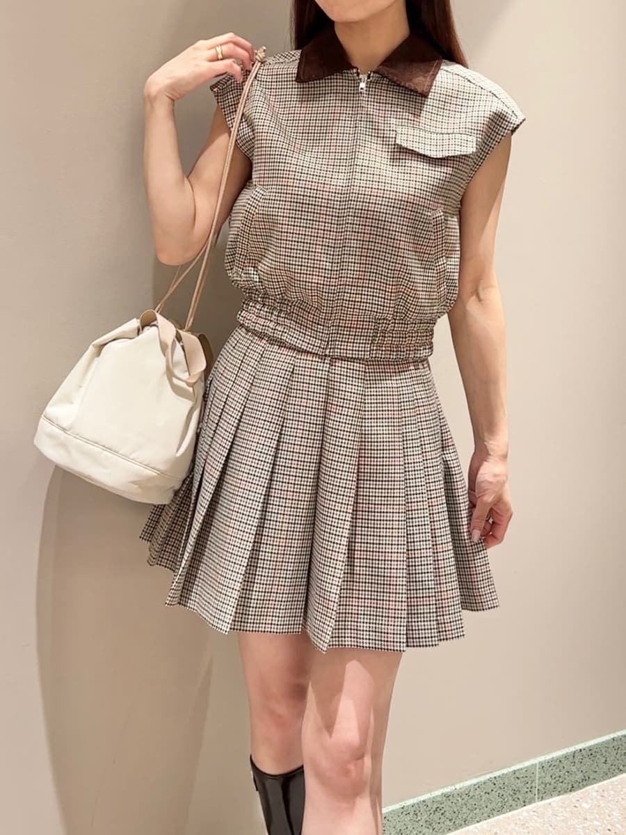 その他のブルゾン、ベージュ系のスカート、ベージュ系のハンドバッグを着用したレディースの夏コーディネートの5枚目の写真