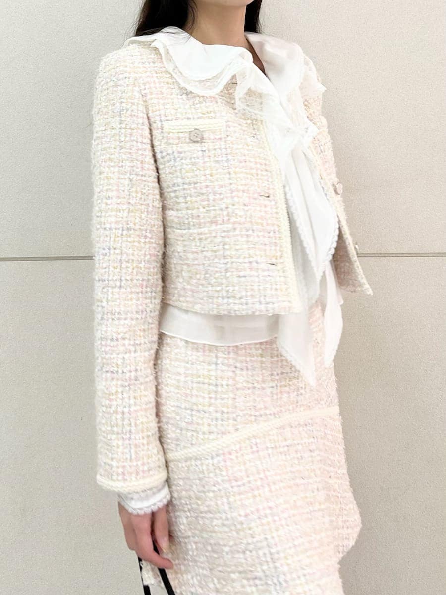 ブラック系のブーツ、その他のノーカラージャケット、その他のスカートを着用したレディースの冬コーディネートの7枚目の写真