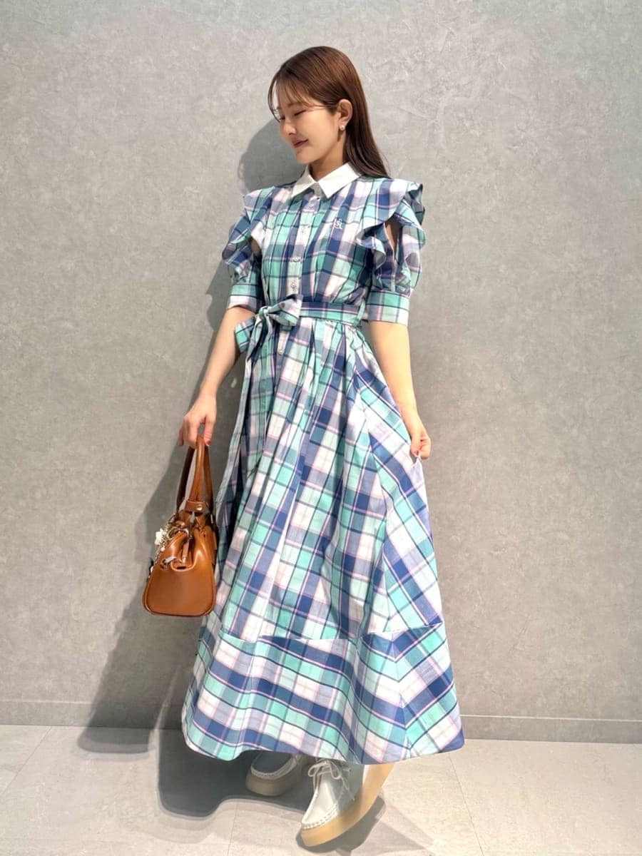 その他のワンピース、イエロー系のボストンバッグ、ホワイト系のその他シューズを着用したレディースの春コーディネートの2枚目の写真