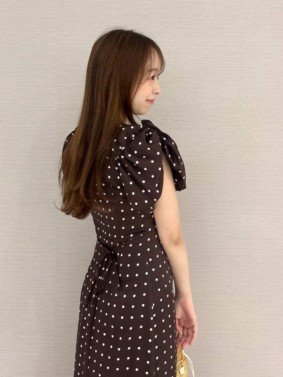 ホワイト系のかごバッグ、その他のサンダル、ブラウン系のワンピースを着用したレディースの夏コーディネートの4枚目の写真