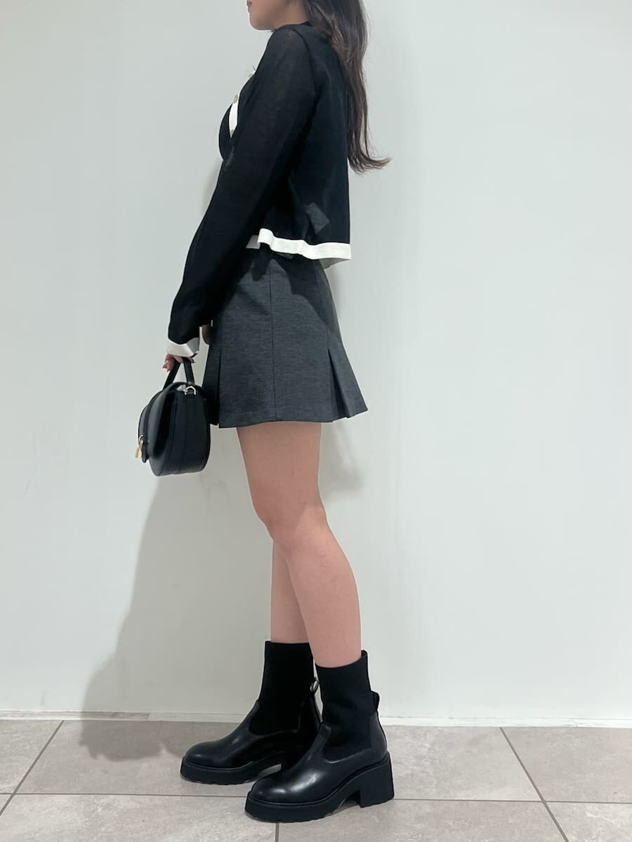 ブラック系のニット/セーター、その他のカーディガン/ボレロ、グレー系のスカートを着用したレディースの夏コーディネートの2枚目の写真