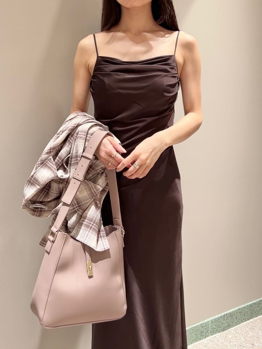 ベージュ系のシャツ/ブラウス、ピンク系のトートバッグ、レッド系のブーツを着用したレディースの秋コーディネートの5枚目の写真