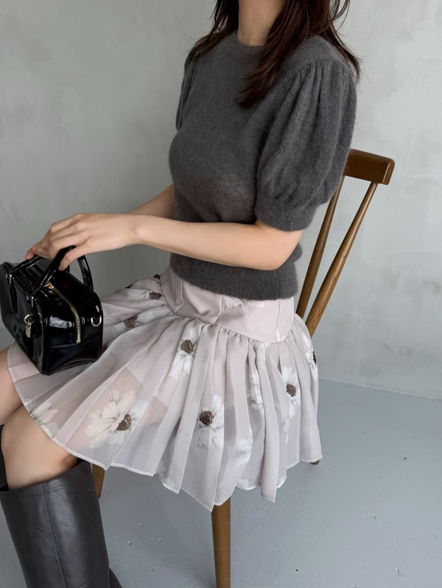 グレー系のニット/セーター、ブラック系のボストンバッグ、グレー系のブーツを着用したレディースの夏コーディネートの6枚目の写真