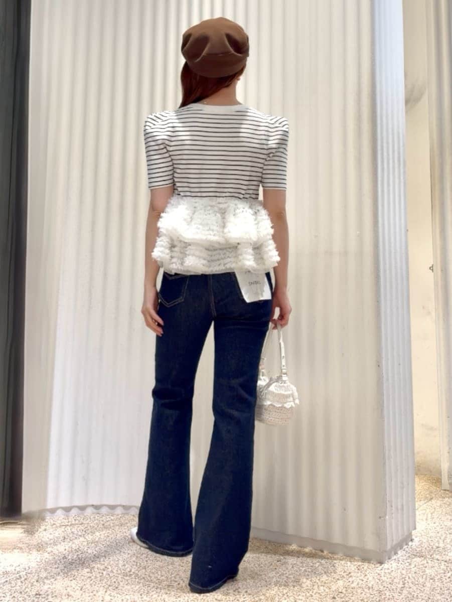 ブルー系のデニムパンツ、その他のニット/セーター、ホワイト系のパンプスを着用したレディースの春コーディネートの8枚目の写真