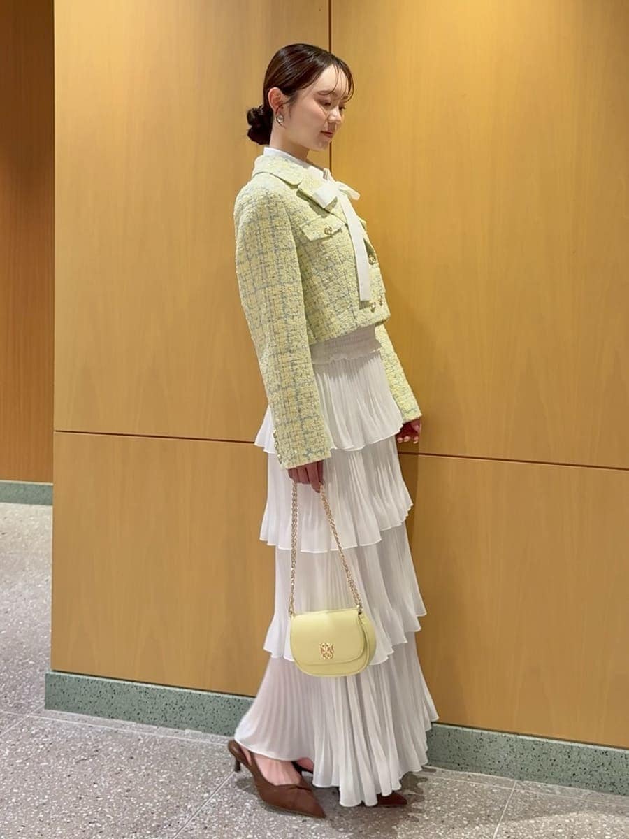 ホワイト系のスカート、イエロー系のテーラードジャケット、ホワイト系のシャツ/ブラウスを着用したレディースの春コーディネートの2枚目の写真