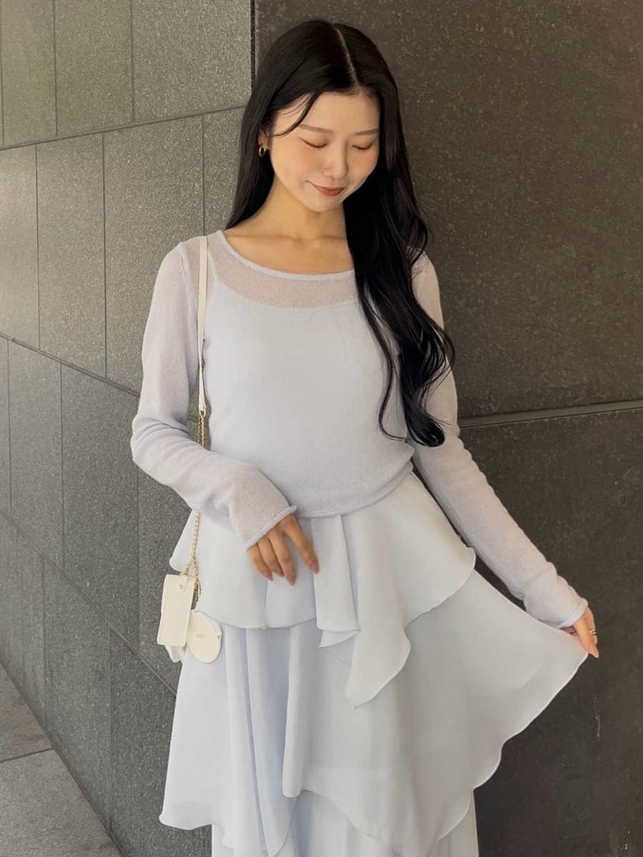 ブルー系のワンピース、その他のパンプス、ホワイト系のショルダーバッグを着用したレディースの冬コーディネートの5枚目の写真