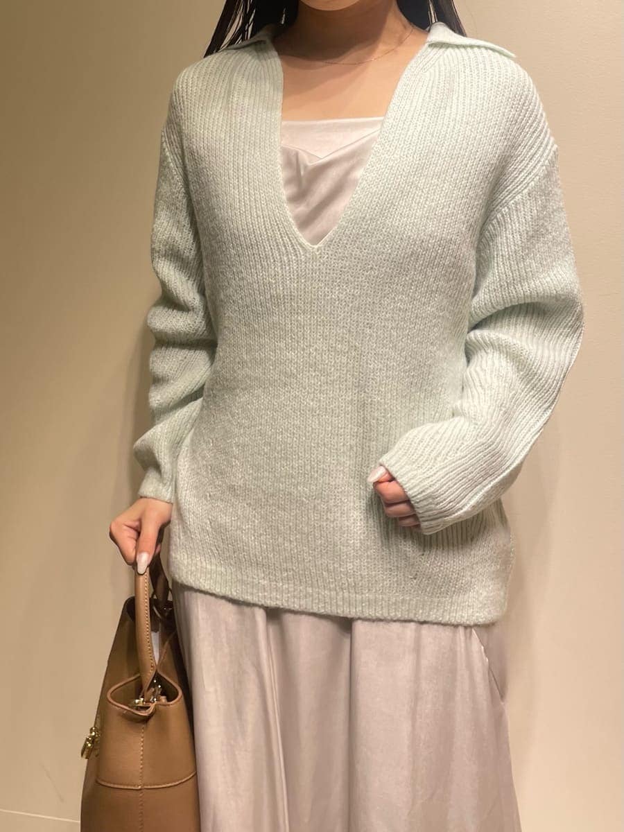 グリーン系のワンピース、イエロー系のハンドバッグを着用したレディースの冬コーディネートの5枚目の写真