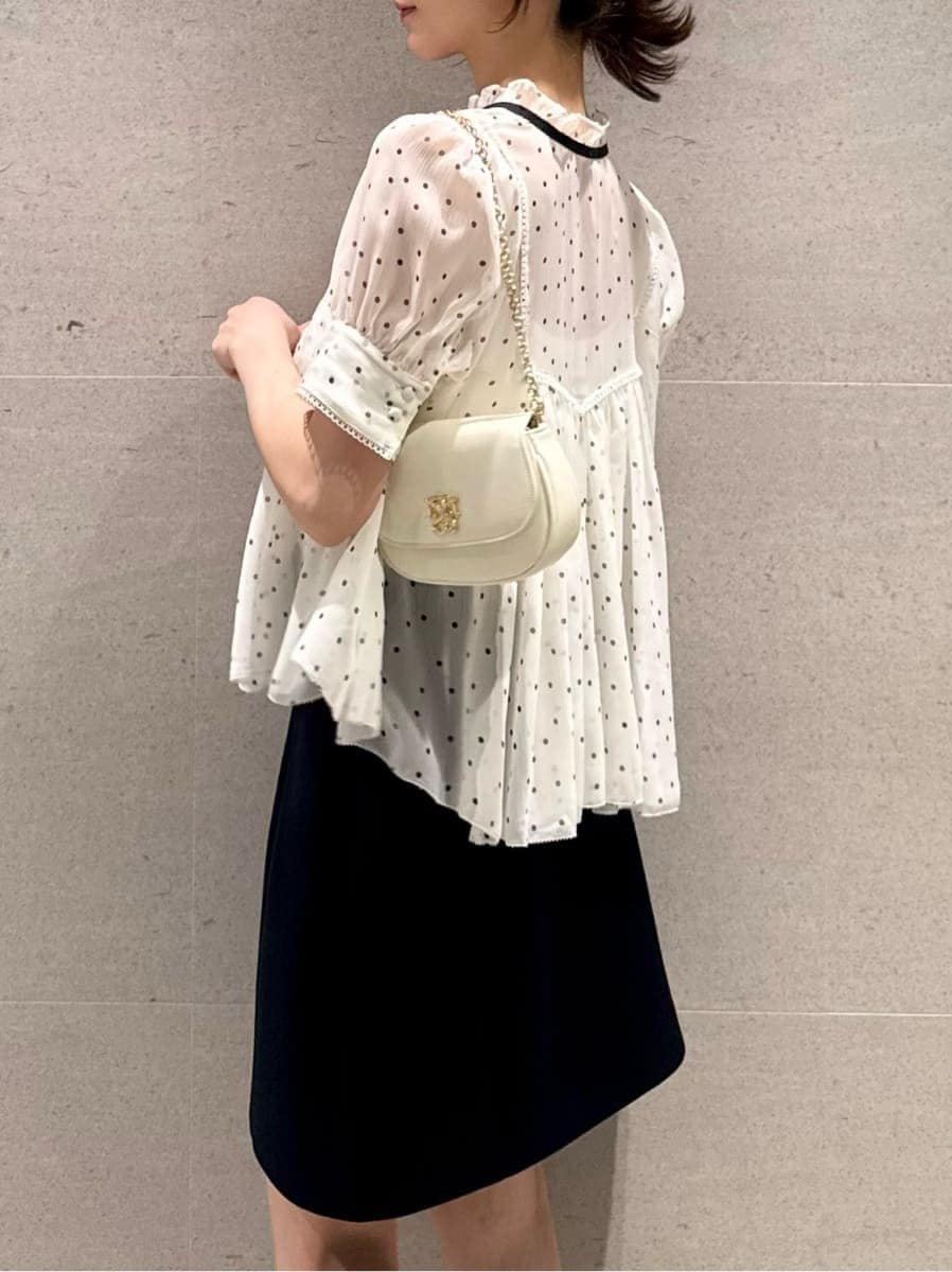 ブルー系のスカート、ホワイト系のショルダーバッグ、その他のシャツ/ブラウスを着用したレディースの春コーディネートの4枚目の写真