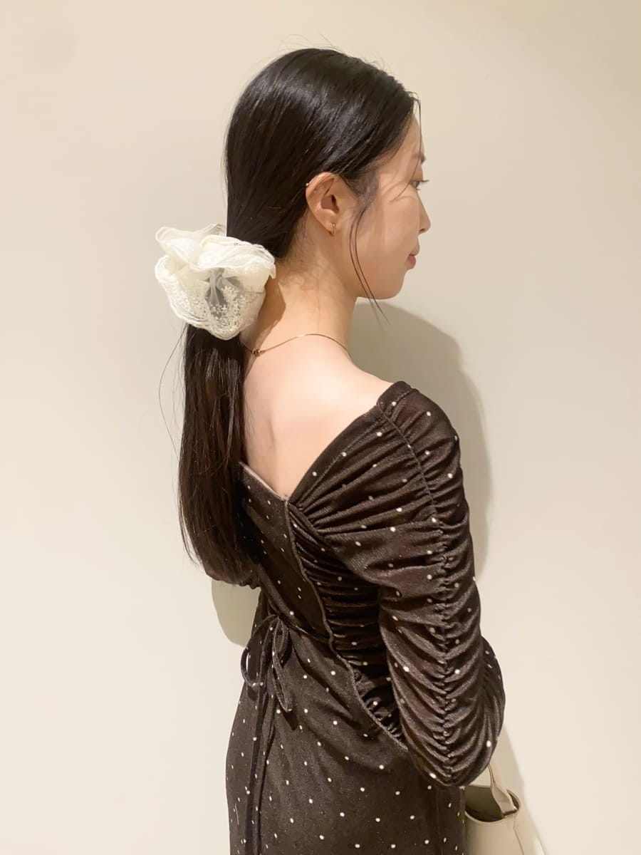 ブラック系のパンプス、その他のワンピース、ホワイト系のハンドバッグを着用したレディースの冬コーディネートの7枚目の写真