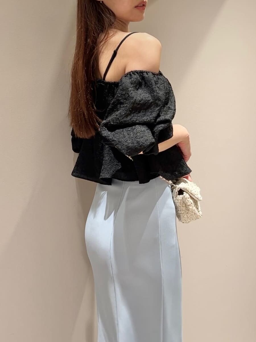 ブラック系のシャツ/ブラウス、ブルー系のスカート、ホワイト系のショルダーバッグを着用したレディースの夏コーディネートの6枚目の写真