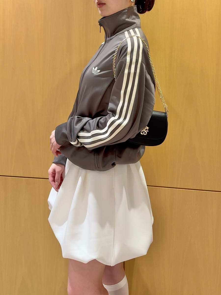 ホワイト系のワンピース、ブラック系のショルダーバッグ、その他のスニーカーを着用したレディースの冬コーディネートの6枚目の写真