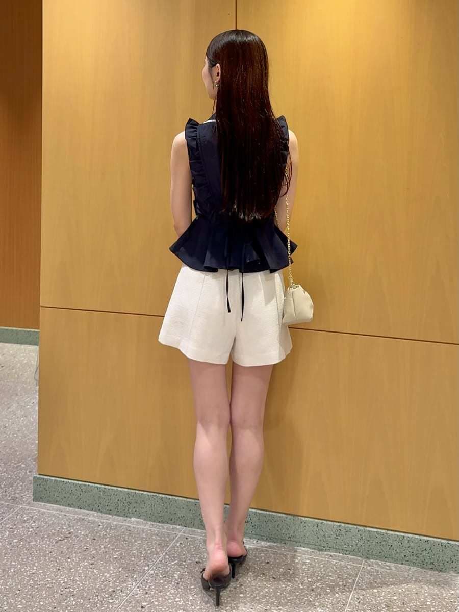 ホワイト系のその他パンツ、ブラック系のサンダル、ブルー系のシャツ/ブラウスを着用したレディースの夏コーディネートの4枚目の写真