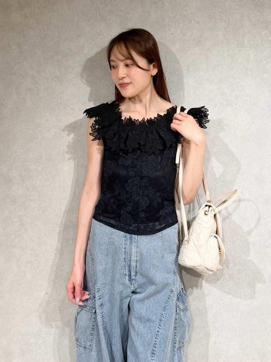 ブルー系のその他パンツ、ブラック系のTシャツ/カットソー、ホワイト系のバックパック/リュックを着用したレディースの夏コーディネートの4枚目の写真