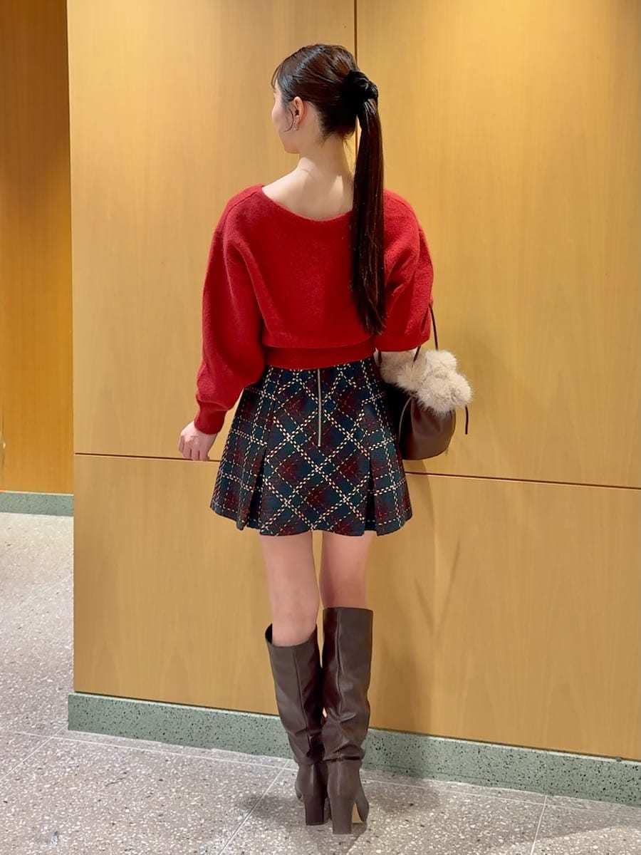 ブルー系のその他パンツ、レッド系のカーディガン/ボレロ、ブラウン系のハンドバッグを着用したレディースの冬コーディネートの4枚目の写真