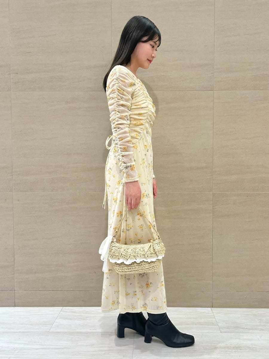 イエロー系のワンピースを着用したレディースの冬コーディネートの2枚目の写真