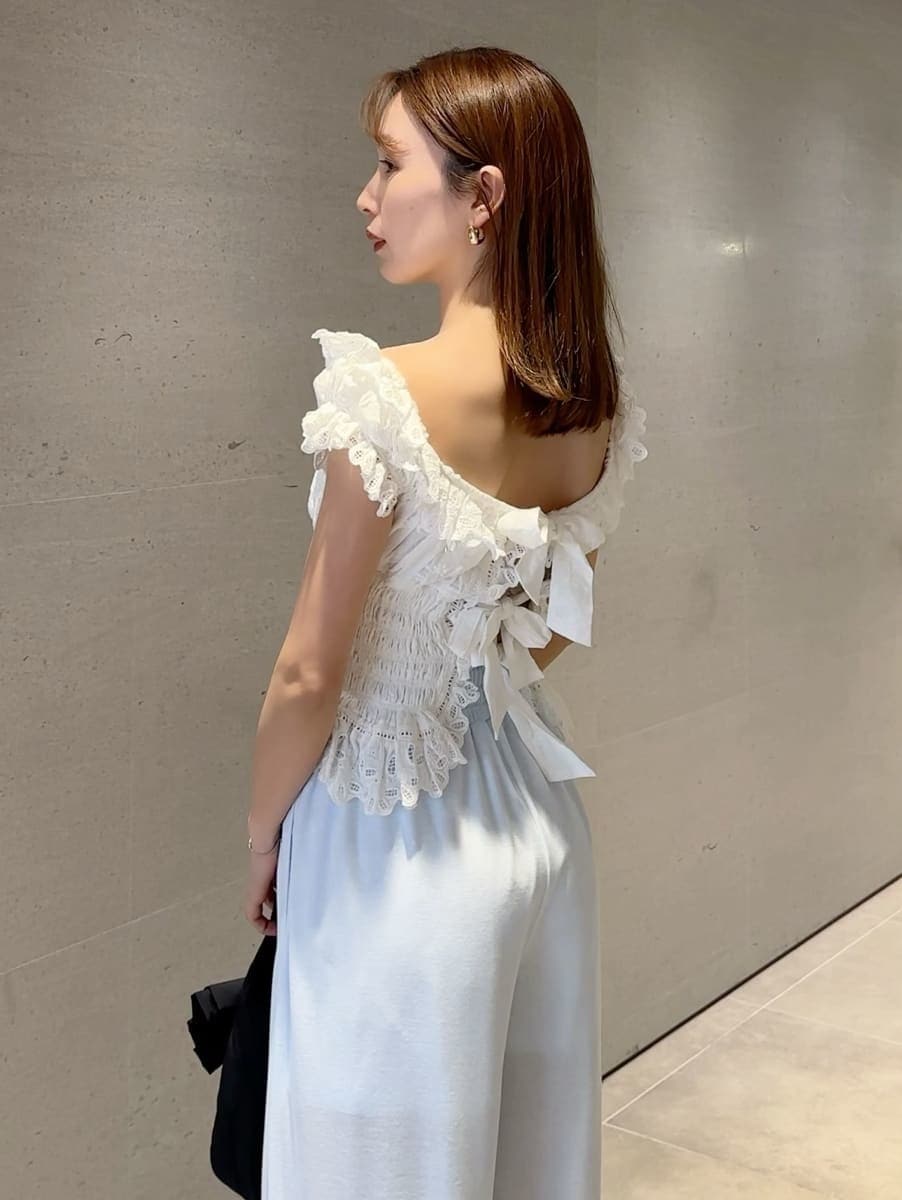 ブルー系のその他パンツ、ホワイト系のシャツ/ブラウスを着用したレディースの春コーディネートの2枚目の写真