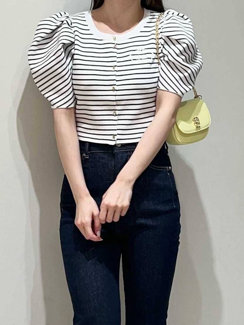 ブルー系のその他パンツ、その他のカーディガン/ボレロ、ブラック系のパンプスを着用したレディースの春コーディネートの2枚目の写真