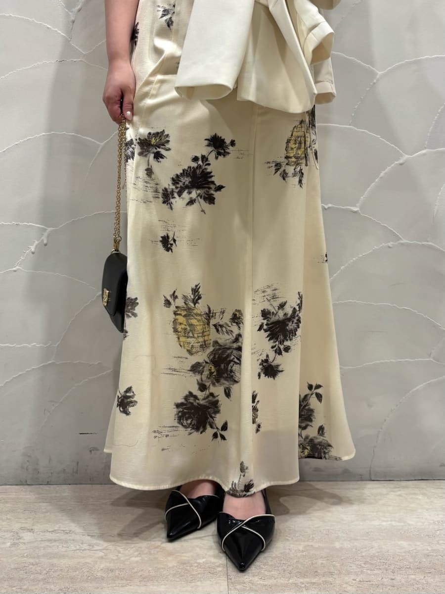 ホワイト系のテーラードジャケット、イエロー系のワンピース、ブラック系のパンプスを着用したレディースの春コーディネートの8枚目の写真