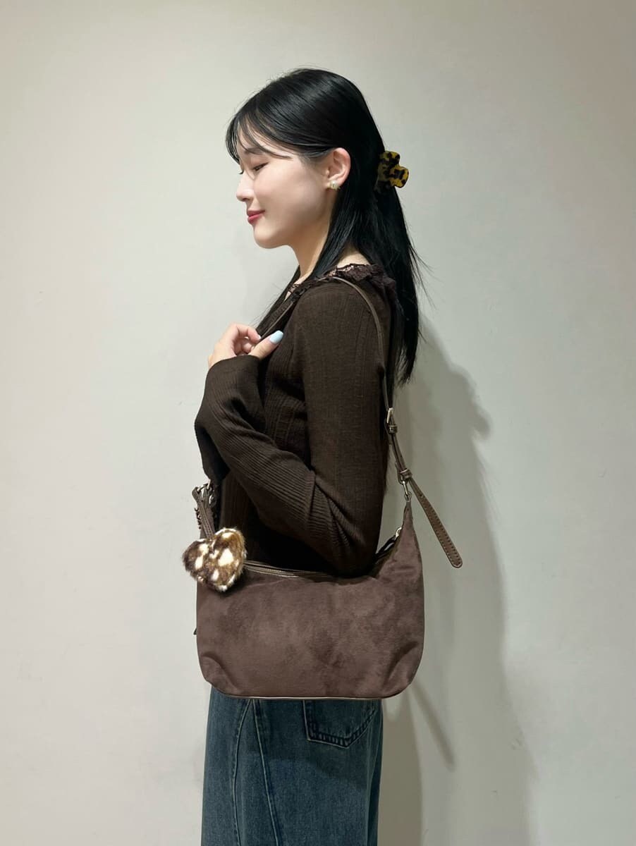 ブルー系のデニムパンツ、ブラウン系のニット/セーター、ブラウン系のサンダルを着用したレディースの夏コーディネートの4枚目の写真