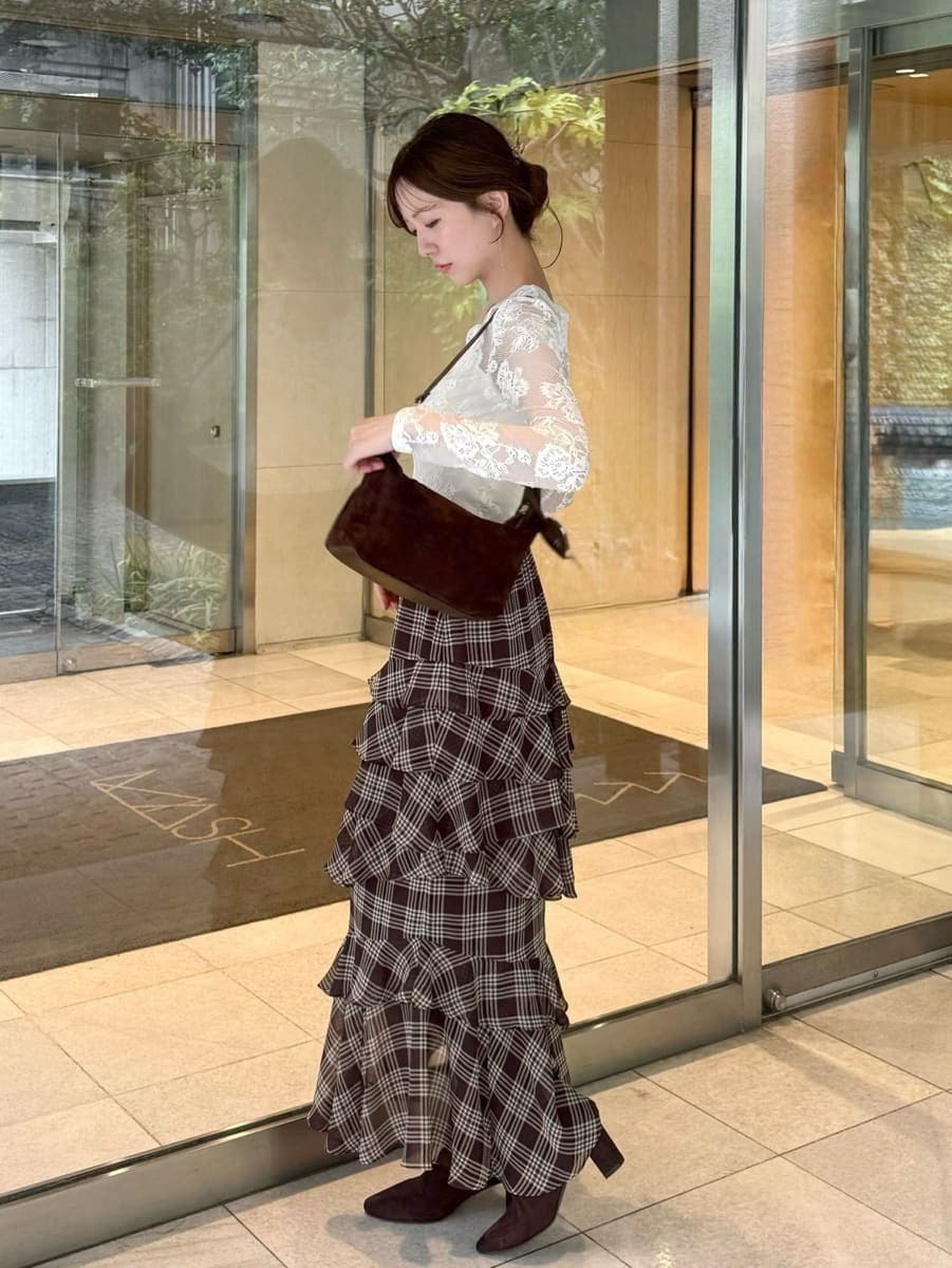ホワイト系のTシャツ/カットソー、ブラウン系のブーツ、ブラウン系のショルダーバッグを着用したレディースの秋コーディネートの2枚目の写真
