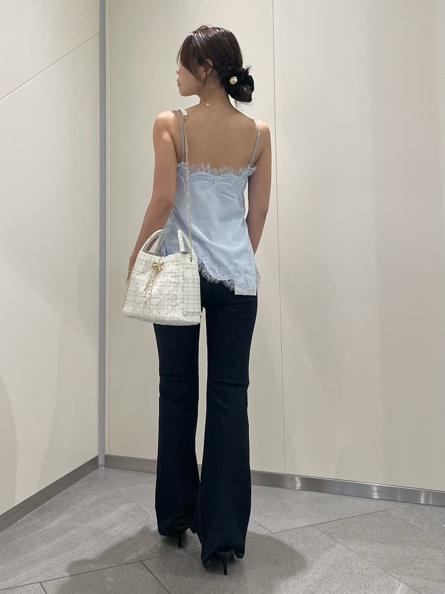 ブルー系のデニムパンツ、ブルー系のテーラードジャケット、ブルー系のキャミソールを着用したレディースの秋コーディネートの7枚目の写真